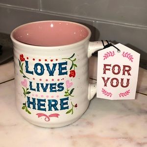 ✨NWT✨ LOVE LIVES HERE Ceramic Speckle Floral Mug with Gift Tag